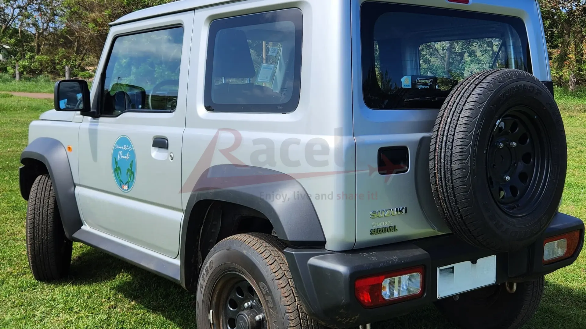 Interior del Suzuki Jimny 2025 4x4 disponible en Racelt